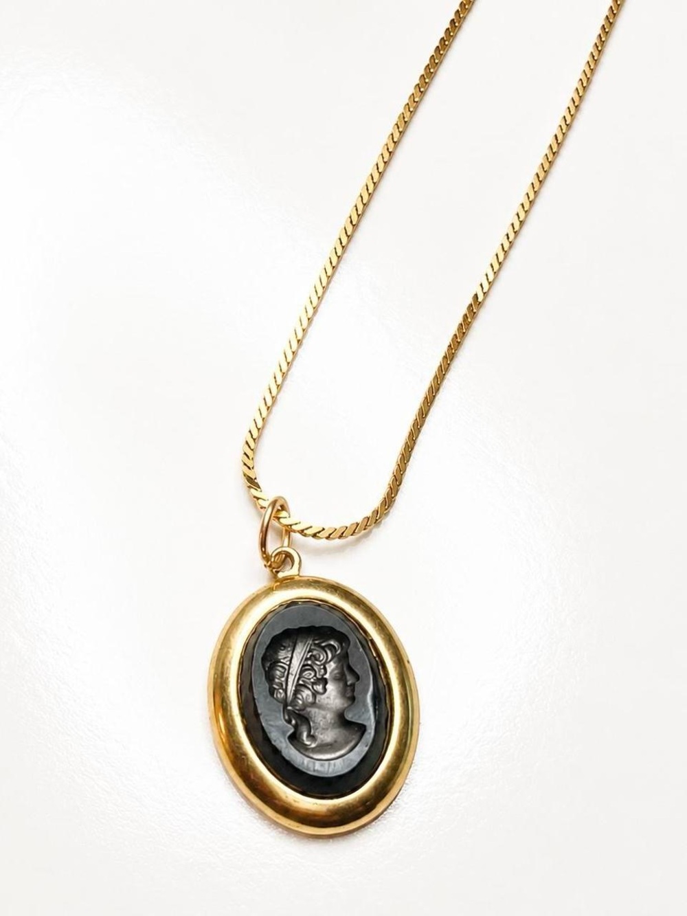 Vintage Sarah Coventry "Midnight Cameo" Intaglio Black Gold Tone Glass Necklace